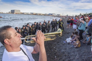Buzos homenajearon con un rezo bajo el agua a tripulantes del ARA San Juan