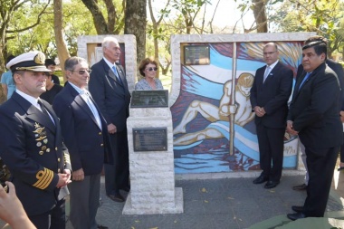 Arcando homenajeó al Contraalmirante Carlos Robacio
