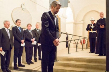 Peña inició su agenda en Londres con un homenaje a los soldados británicos caídos en Malvinas