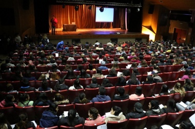 Más de 800 estudiantes de Río Grande firmaron el convenio para recibir sus becas municipales