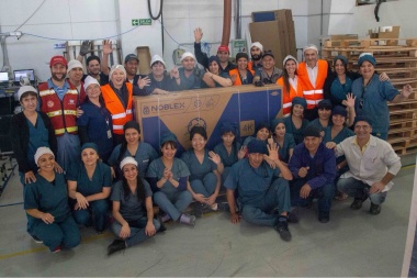 Bertone recorrió Newsan y tildó de "histórica" la producción de nueva TV de 75 pulgadas