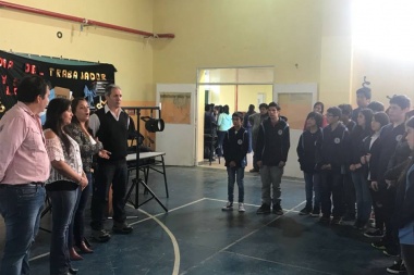 Entregaron nuevo equipamiento multimedia al colegio Antártida Argentina de Río Grande