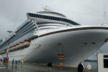 Reproches al Gobierno provincial por el amarre del crucero "Emerald Princess" en Ushuaia