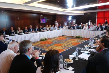 Conectividad área; tarifas y ampliación del puerto, los reclamos del Gobierno a la Nación