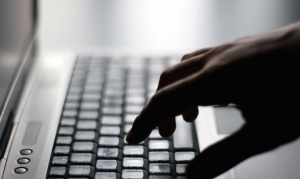 Procesaron a un hombre que acosó a una menor de edad por Facebook