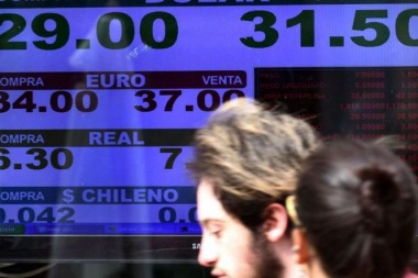El Gobierno deja subir el dólar con respaldo del FMI