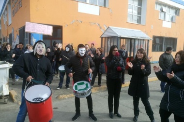 Con máscaras y pancartas, docentes secundarios salen durante los recreos a protestar a la calle