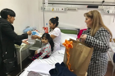 Río Grande, 97 años: El Municipio entregó regalos al primer bebé nacido el 11 de julio
