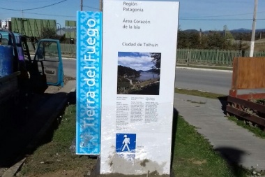 Instalaron nuevas señales turísticas en distintos sitios emblemáticos de la Provincia