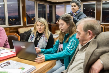 Bertone recibió a la comunidad educativa del CENT N° 11