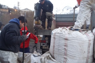 Por las bajas temperaturas, realizan tareas de mantenimiento en calles de Ushuaia