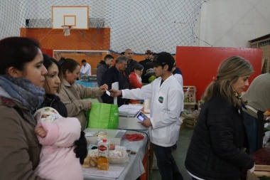 "La Feria en tu barrio" convocó a cientos de vecinos con ofertas en frutas y verduras