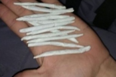 Encontró una bolsa con doce cigarrillos de marihuana mientras barría la vereda