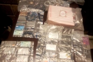 Desbarataron una banda que estafaba con tarjetas de débito y créditos clonadas