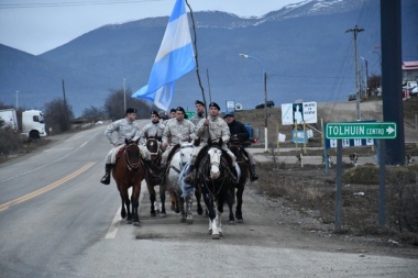 Arcando entregó ponchos fueguinos a la sección montada de la Policía Provincial