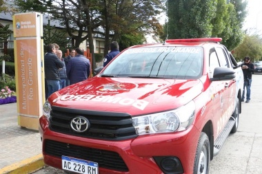 Bomberos presentaron a Melella la nueva unidad adquirida con un subsidio municipal