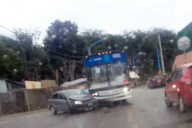 Conductor ebrio impactó contra un colectivo de línea urbana en Ushuaia