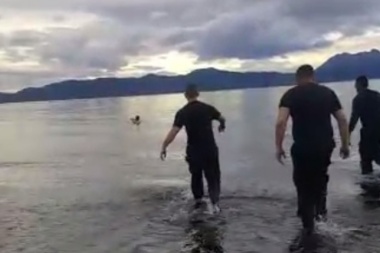Tres policías rescataron a un joven en el Canal Beagle