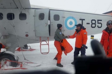 Preparan el traslado de los nueve tripulantes del avión accidentado en la Antártida