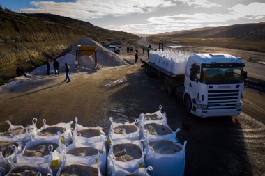 Santa Cruz concretó el envío de mil toneladas de sal a la Municipalidad de Ushuaia