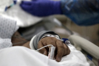 ¿Por qué no se aplica la ley que permite a pacientes críticos de Covid tener compañía familiar?