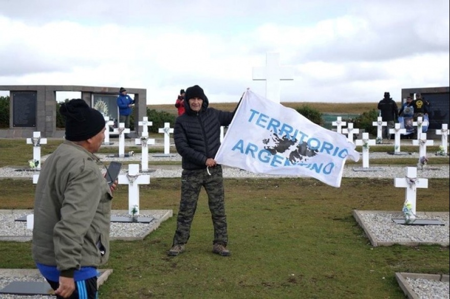 Luis Escobedo fue detenido en 2019 por cantar el Himno Nacional y exhibir una bandera reclamando las Islas Malvinas.