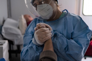 Promulgaron la ley que permitirá que pacientes críticos de Covid-19 tengan compañía familiar