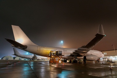 Malvinas recibió este martes el primer vuelo con 3 mil dosis de la vacuna Oxford Aztrazeneca