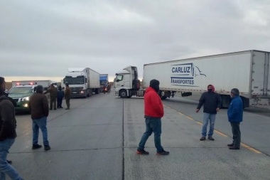 Camioneros chilenos mantienen un corte de ruta que impide el ingreso terrestre a la provincia