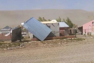 Temporal de viento en la Patagonia con destrozos y cortes de ruta en Chubut y Río Negro