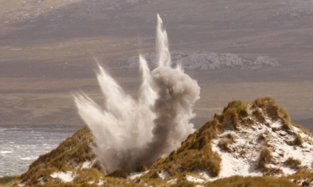 Como signatario de la convención de Ottawa, Reino Unido tiene la obligación de desminar los terrenos que están bajo su control, y lo está haciendo en Malvinas