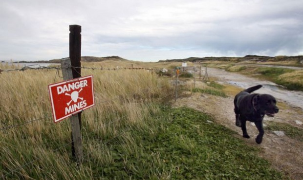 A los expertos les preocupa los efectos que puedan provocar los lugareños que pasean por Bahía Surf, otra playa aledaña a la capital, ahora que está desminada.