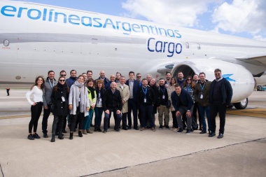 Aerolíneas presentó su nuevo Boeing 737 de carga que realizará vuelos diarios a Río Grande