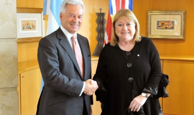 La canciller Susana Malcorra y el vicecanciller Alan Duncan cuando anunciaron el comunicado sobre Malvinas.