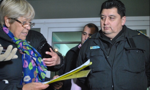 El Comisario Daniel Moraga recibió el petitorio de los vecinos.