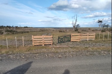 Pescadores denuncian el cierre de un paso público en la estancia del legislador Jorge Lechman