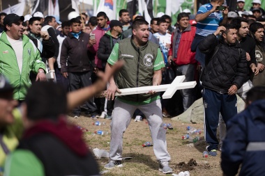 Camioneros fueguinos, a las piñas con las cruces de Malvinas en Plaza de Mayo