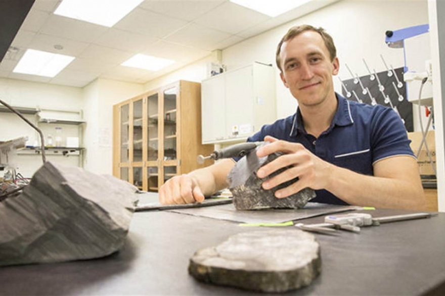 El geólogo Erik Gulbranson junto a los fragmentos de árboles UWM