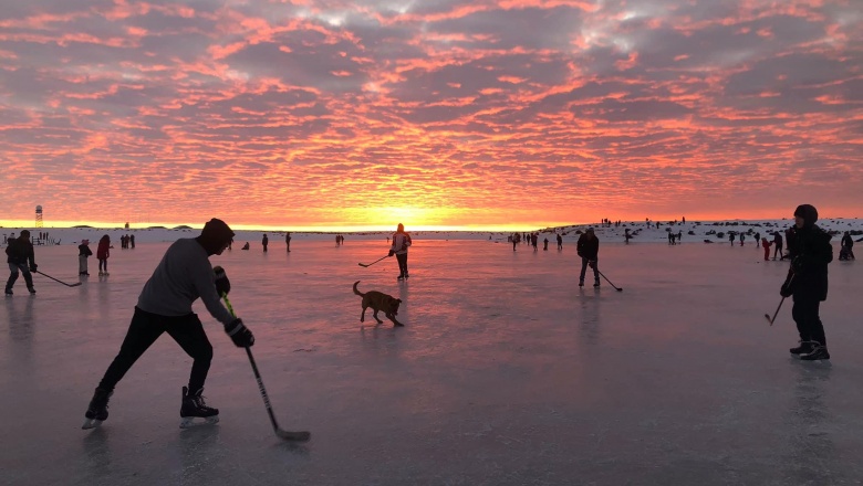 Jugadores de Hockey juntan firmas para pedir una pista de patinaje sobre hielo para Río Grande