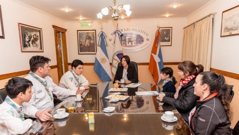 La legisladora Carrasco recibió al grupo scout naval "Alférez Sobral" de Ushuaia