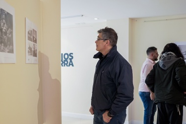 En Río Grande inauguraron la muestra de fotos recuperadas por Télam sobre la guerra de Malvinas