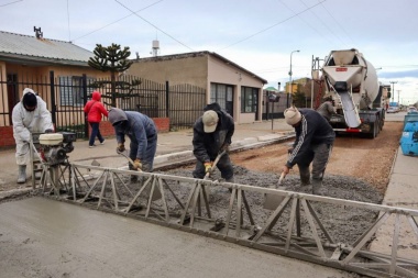 Avanzan obras de pavimentación y bacheo en distintos barrios de Río Grande