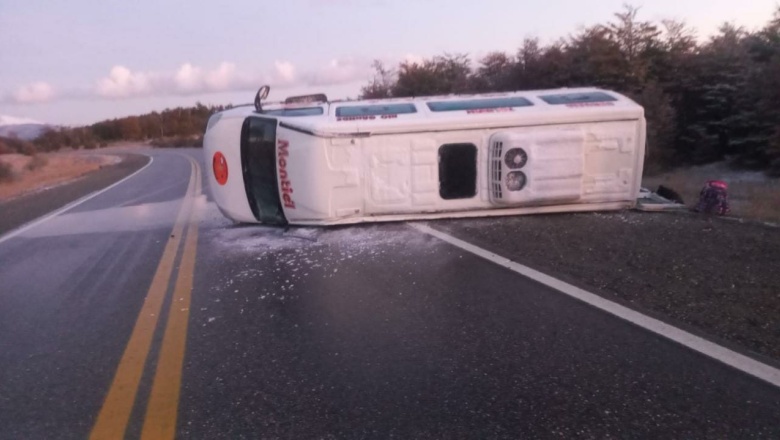 Volcó una combi de pasajeros en la ruta 3 por el hielo