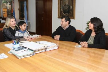 Bertone recibió a los docentes destinados a la Escuela 38 en Base Esperanza