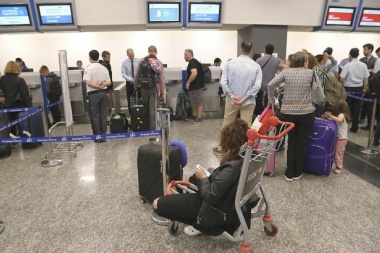 Medida de fuerza de controladores aéreos podría causar demoras en vuelos en pleno feriado