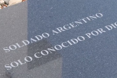 Familiares de Caídos en Malvinas denuncian manejo ilegal de las placas del Cementerio de Darwin