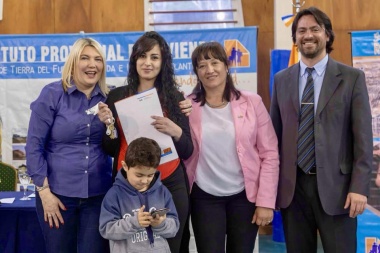 Bertone encabezó la entrega de 60 viviendas para trabajadores de la Cooperativa Renacer