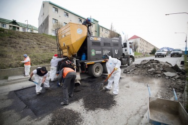 En Ushuaia, la Municipalidad retomó los trabajos de bacheo con la planta de asfalto móvil