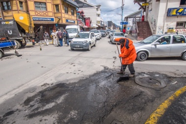Arreglo de calles y avenidas: Realizan bacheo con la planta móvil de asfalto