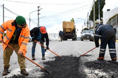 En Ushuaia, personal municipal realiza trabajos de bacheo en calle Magallanes